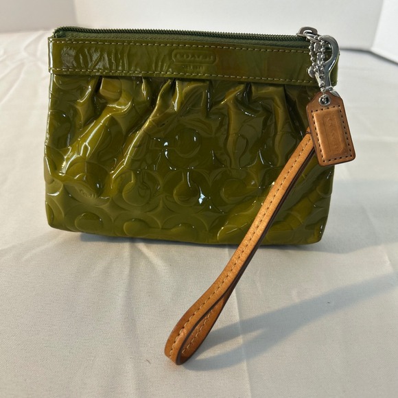 Coach Olive Green Patent Leather Coin Wristlet Small Bag Embossed Logo has flaws - Picture 1 of 9